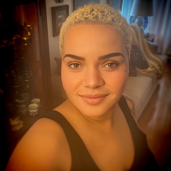 Meet your Posher, Fabiola - Picture 1 of 1